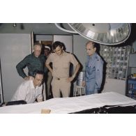 Visite de l'hôpital de Moruroa (Mururoa) par les membres de la commission de la Défense nationale accompagnés du général de corps d’armée aérienne Michel Rouyer, directeur des centres d'expérimentations nucléaires (DIRCEN).