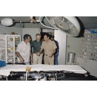 Visite de l'hôpital de Moruroa (Mururoa) par les membres de la commission de la Défense nationale.