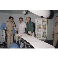 Visite de l'hôpital de Moruroa (Mururoa) par les membres de la commission de la Défense nationale.