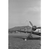Sur le terrain d'aviation de Saint-Brieuc, les activités du Nahaufklärungsgruppe 13 (2./N.A.G.13) équipé de chasseurs Focke-Wulf Fw-190, mais aussi un Mosquito britannique capturé et des vues de Paris.