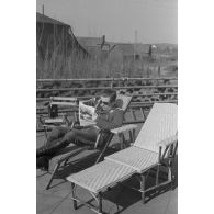 Le Major consulte le numéro 9 du Münschner Illustrierte Presse.