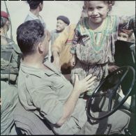 Le 7e Bataillon de chasseurs alpins (BCA) en patrouille dans un village kabyle.
