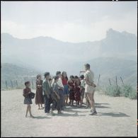 Le 7e Bataillon de chasseurs alpins (BCA) en patrouille dans un village kabyle. Jeu avec des enfants.
