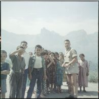 Le 7e Bataillon de chasseurs alpins (BCA) en patrouille dans un village kabyle. Jeu avec des enfants.