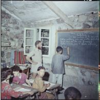Kabylie. 27e Bataillon de chasseurs alpins (BCA). Un instituteur donne des cours à des élèves.