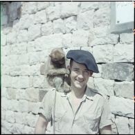 Kabylie. 27e Bataillon de chasseurs alpins (BCA). Un chasseur alpin avec un singe.