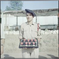 Kabylie. 27e Bataillon de chasseurs alpins (BCA). Présentation des croix de la valeur militaire lors d'une remise de médailles.