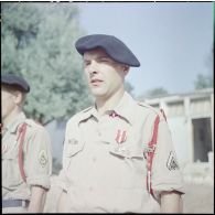 Kabylie. 27e Bataillon de chasseurs alpins (BCA). Portrait d'un chasseur alpin lors d'une prise d'armes.