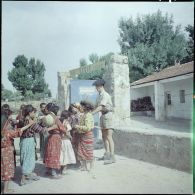 Kabylie. 27e Bataillon de chasseurs alpins (BCA). Les élèves avec leur instituteur devant l'école d'Aït Issad.