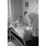 Sergent Goodey, Stanley (RAF, date 03/07/1942) avec la jambe cassée après le crash de son bombardier Stirling.