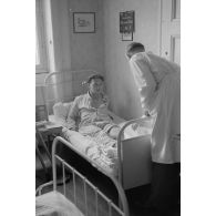 Sergent Goodey, Stanley (RAF, date 03/07/1942) avec la jambe cassée après le crash de son bombardier Stirling.