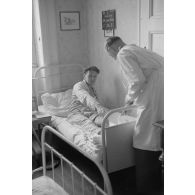 Sergent Goodey, Stanley (RAF, date 03/07/1942) avec la jambe cassée après le crash de son bombardier Stirling.