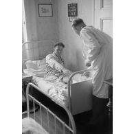 Sergent Goodey, Stanley (RAF, date 03/07/1942) avec la jambe cassée après le crash de son bombardier Stirling.