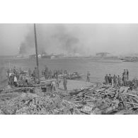 Un groupe de soldats se préparent à une traversée fluviale.