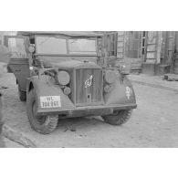 Un véhicule, un Kfz.15, de la compagnie de propagande Luftwaffe Z.b.v stationne dans une rue, qui est probablement la ville de Petrozavodsk (Carélie, Russie).