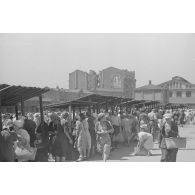Marché près de l'église de Petrozavodsk (Carélie, Russie).