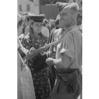 Marché près de l'église orthodoxe de Petrozavodsk (Carélie, Russie).
