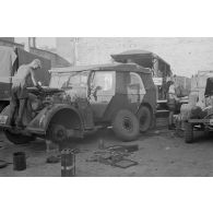 Réparation d'un véhicule de la compagnie de propagande Luftwaffe Z.b.v, dans un atelier près de l'église de Petrozavodsk (Carélie, Russie).