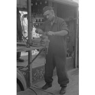 Atelier de réparation pour véhicules motorisés, près de l'église de Petrovadosk (Carélie, Russie).