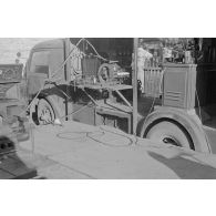 Atelier de réparation pour véhicules motorisés, près de l'église de Petrovadosk (Carélie, Russie).