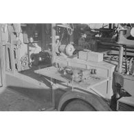 Atelier de réparation pour véhicules motorisés, près de l'église de Petrovadosk (Carélie, Russie).