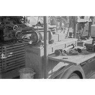 Atelier de réparation pour véhicules motorisés, près de l’église de Petrovadosk. (Carélie, Russie).