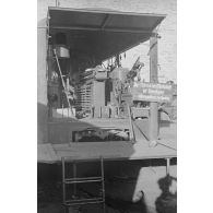 Camion conçu pour la réparation de véhicules motorisés, près de l'église de Petrovadosk (Carélie, Russie).