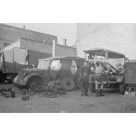 Atelier de réparation pour véhicules motorisés, près de l'église de Petrozavodsk (Carélie, Russie).