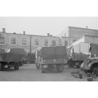 Un véhicule, immatriculé WL 247 484, se met en route et sort de l’atelier.