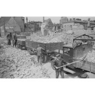 Des ouvriers déblayent les rues de Rostock.