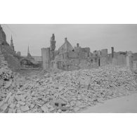 Ruines et débris, avec l’église Sainte-Marie derrière.