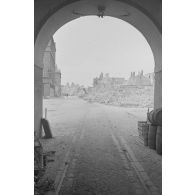 Vu d’un tunnel sur les débris de la ville.