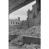 Débris et bâtiments en ruine.