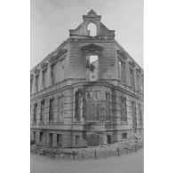 Bâtiment en ruine avec symbole nazi.