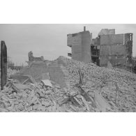 Bâtiments en ruine et amas de débris.