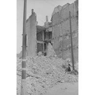 Bâtiments en ruine et amas de débris.