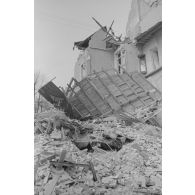 Bâtiments en ruine et amas de débris.