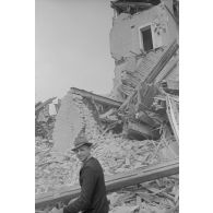 Un jeune homme entouré par les débris.