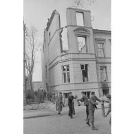 Des jeunes garçons déplacent des débris à la chaîne.