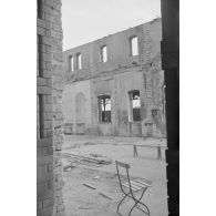 L’intérieur d’un bâtiment en ruine.