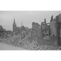 Bâtiments détruits avec l’église Sainte-Marie de Rostock derrière.