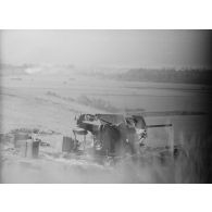 Une pièce de 2 cm FlaK mise en batterie sur le Mont Caubert dominant la ville d'Abbeville.