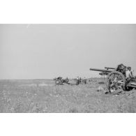 Des pièces d'artillerie 10, 5 cm FH 18 en action.