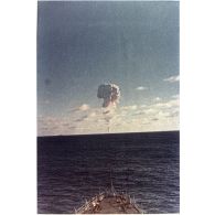 Evolution du nuage du tir Arcturus du Centre d'expérimentations du Pacifique (CEP) sur barge à Moruroa le 2 juillet 1967, vue depuis le croiseur De Grasse.