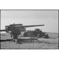 Le char français B1 Bis "Crécy au Mont" stoppé au sein d'une position de 8,8 cm FlaK.