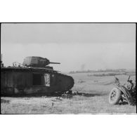 Le char français B1 Bis "Crécy au Mont" stoppé au sein d'une position de 8,8 cm FlaK.