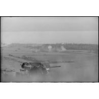Une pièce de 2 cm FlaK mise en batterie sur le Mont Caubert dominant la ville d'Abbeville.
