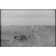 Une pièce de 2 cm FlaK mise en batterie sur le Mont Caubert dominant la ville d'Abbeville.