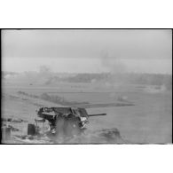 Une pièce de 2 cm FlaK mise en batterie sur le Mont Caubert dominant la ville d'Abbeville.