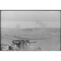 Une pièce de 2 cm FlaK mise en batterie sur le Mont Caubert dominant la ville d'Abbeville.